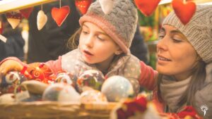 Fotos de mãe e filha fazendo compras de natal